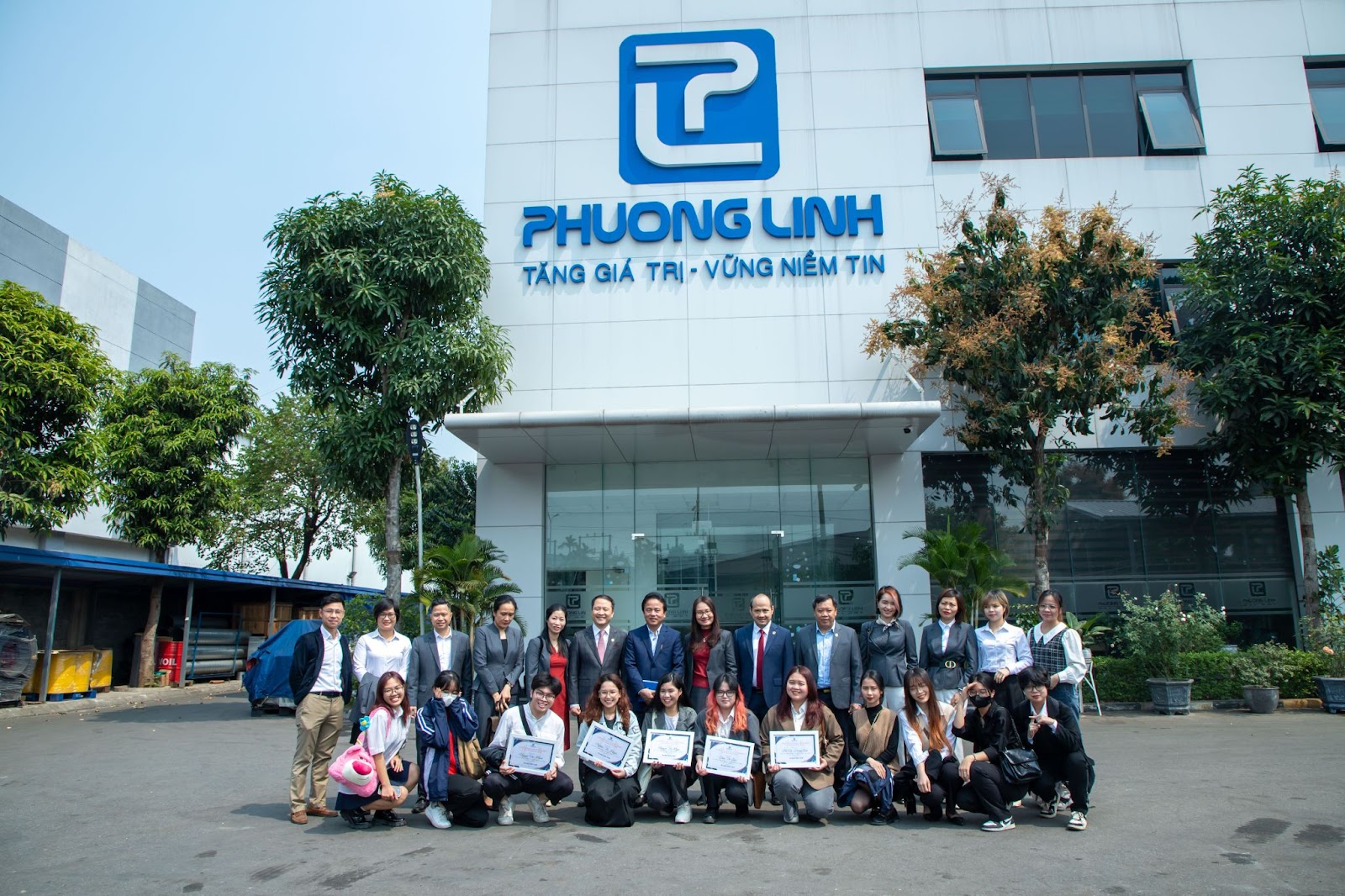 UEB Expands Cooperation Relationship with Phuong Linh Production and Trading Co., Ltd., Awarded 05 Tran Van Le Scholarships - Aspiration for Self-Reliance and Development in 2023 to UEBers